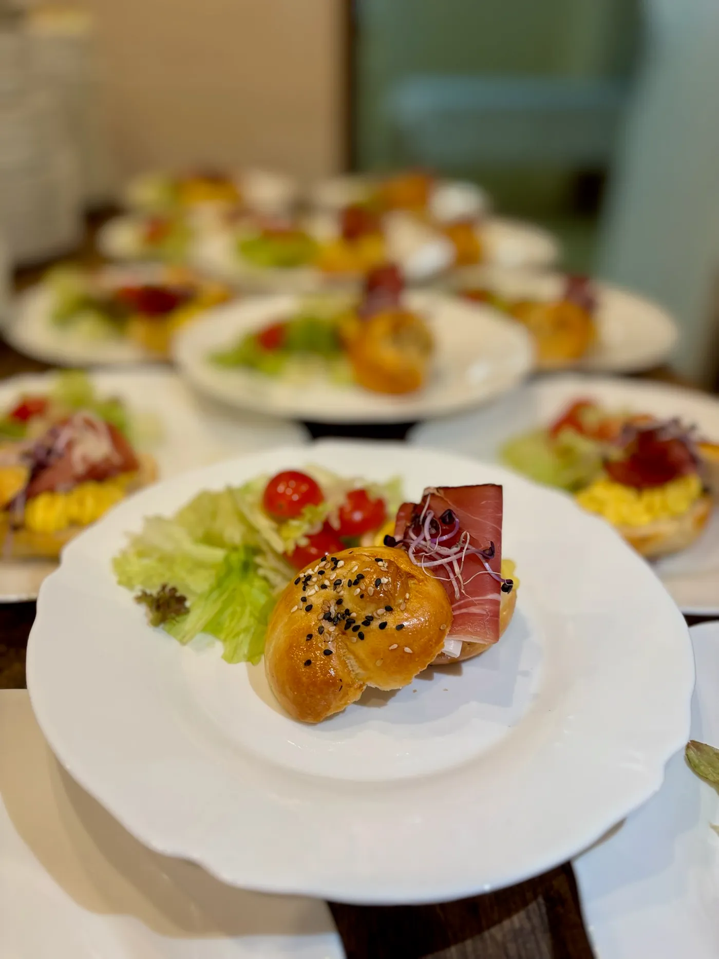 Detail elegantne naservírovaného jedla od EFI Catering