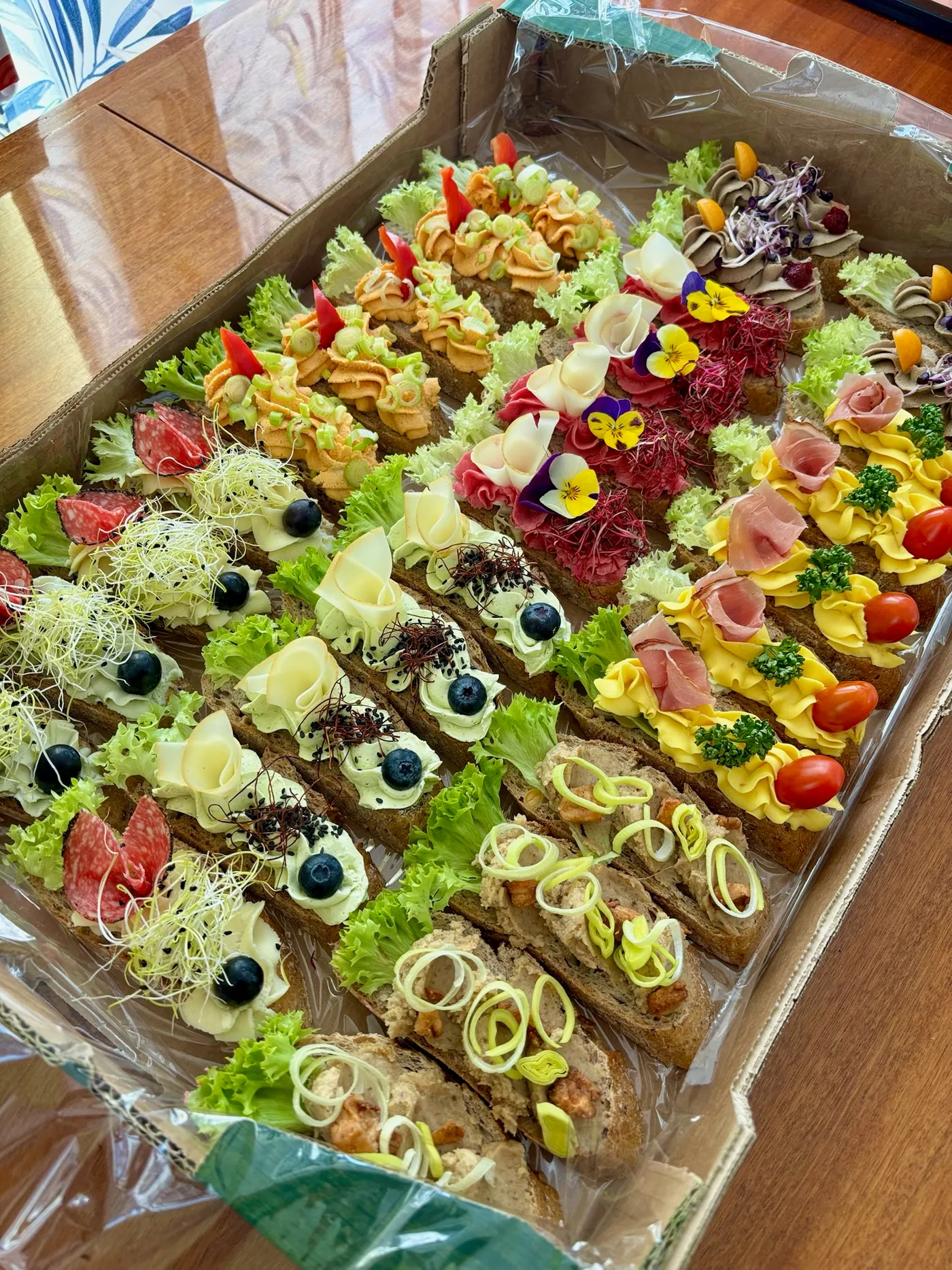 Pestro zdobené chlebíčky EFI Catering