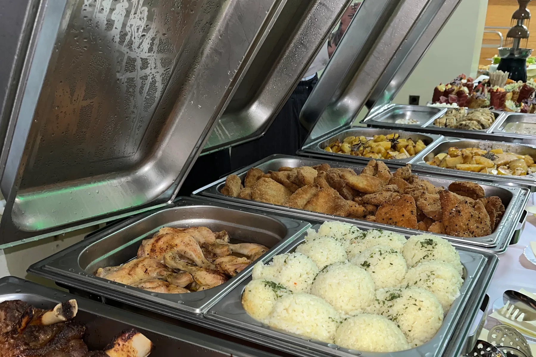 Teplý bufet pripravený tímom EFI Catering